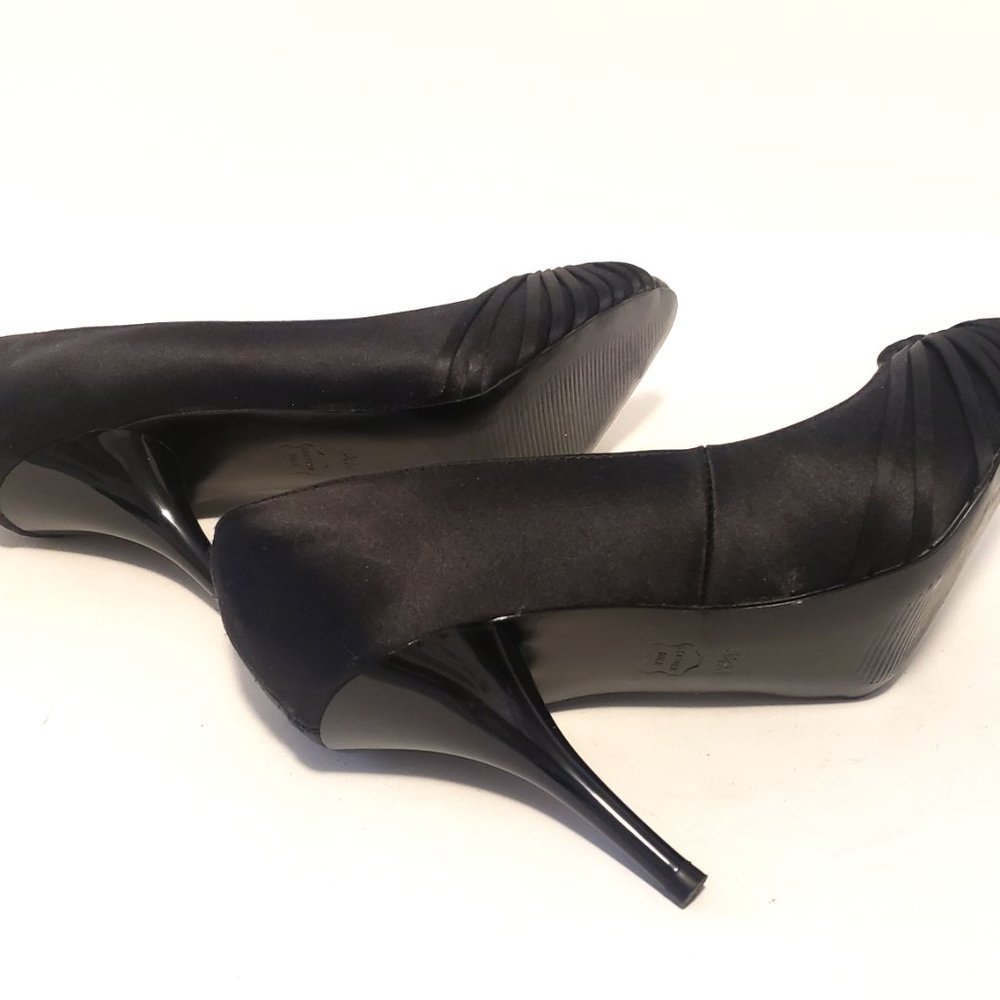 WHBM Teddie Black Satin Bow Peep Toe Heel Shoe Pump Womens 5.5M NEW - Picture 6 of 7
